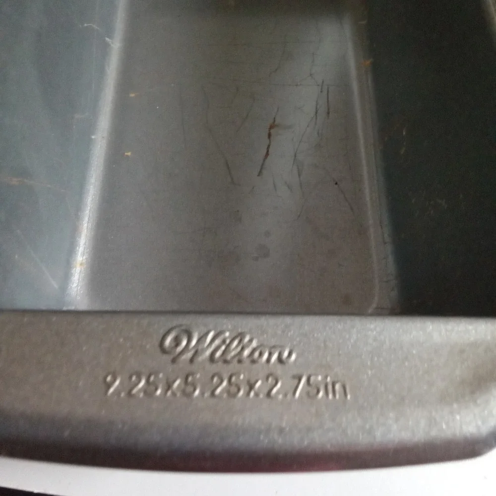 Wilton Non-Stick Steel Loaf Pan 9.25 x 5.25 x 2.75 Inch Dark Gray Bakeware